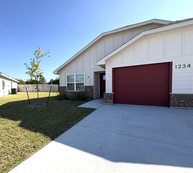 Building Photo - 1234 Lexington Dr
