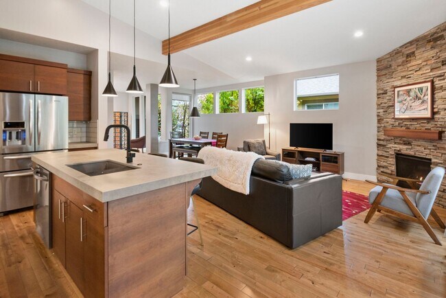 Building Photo - For Rent: Furnished Executive Home in Bend, OR – Prime Location!