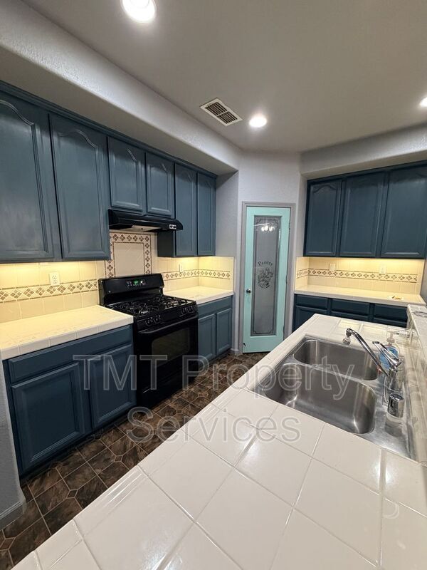 Building Photo - 10085 Mosaic Way