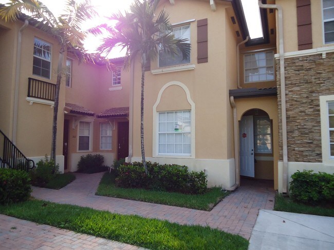 Building Photo - 1395 NE 33rd Ave