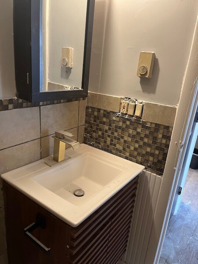 Building Photo - 4365 Powell Rd