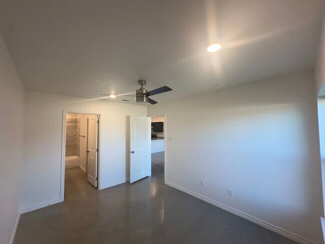 Building Photo - 3 Bedroom and 2 Full bathroom Duplex in Co...