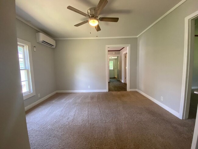 Building Photo - 3 Bedroom, 1 Bathroom House in Liberty!