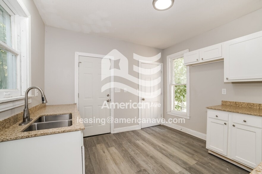 Building Photo - 318 E Thrush Ave