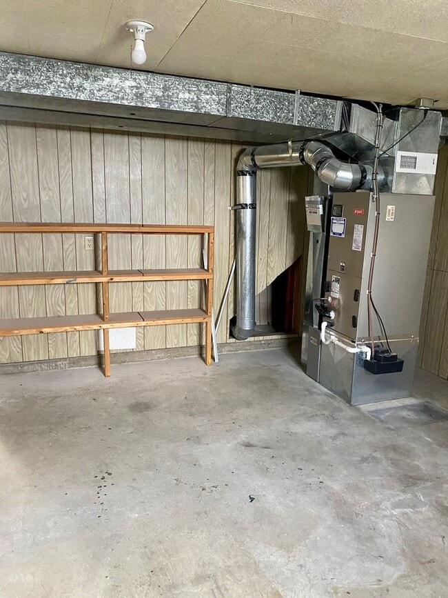 Building Photo - Northside 3 Bedroom 1 Bath Brick Rancher