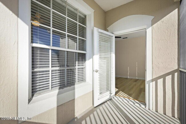 Building Photo - 10550 Baymeadows Rd