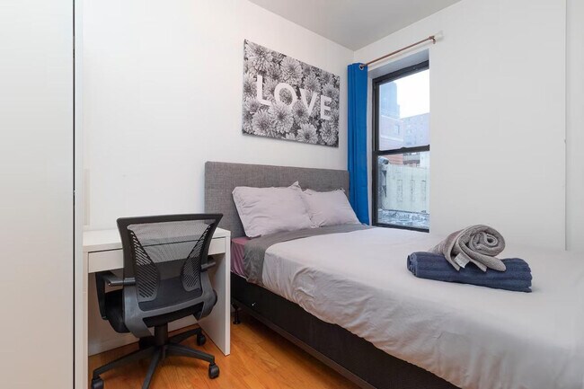 Building Photo - 331 E 92nd St