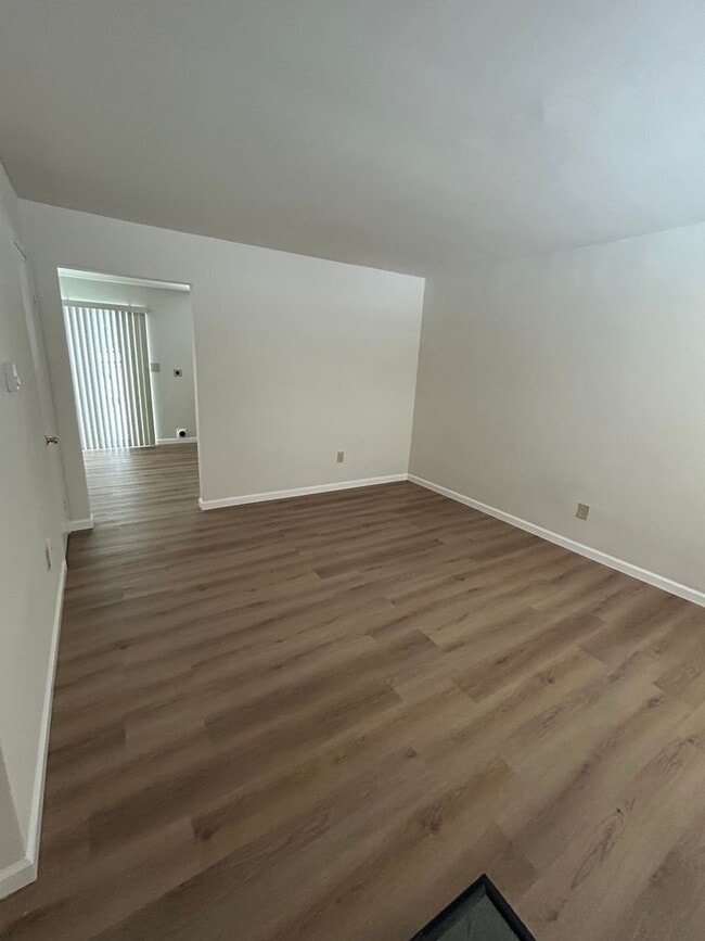 Building Photo - Renovated 2 Bedroom Townhome