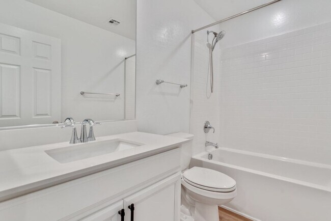 Building Photo - Spacious Three Story 3 Bed 3.5 Bath Smarth...