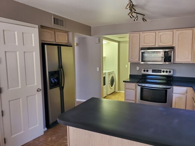 Building Photo - Ready to move in 3b 2b