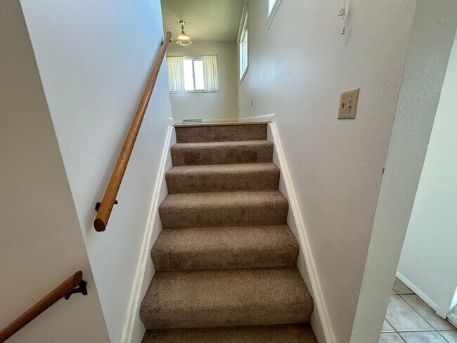 Building Photo - 5 Bed 2 Bath Home with 2 Car Attached Gara...