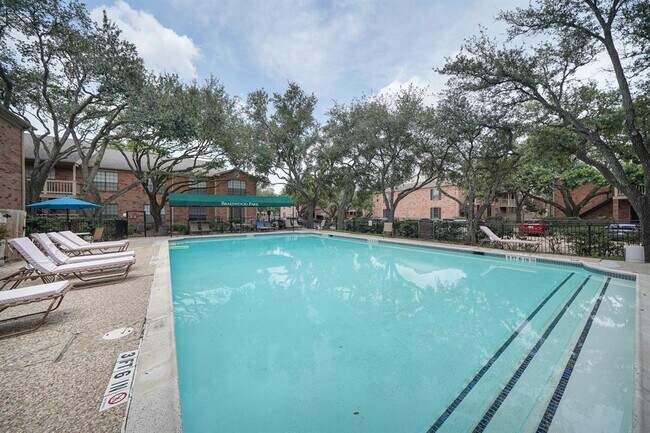 Building Photo - 2255 Braeswood Park Dr