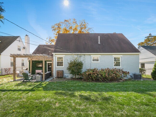 Building Photo - 2048 Jervis Rd