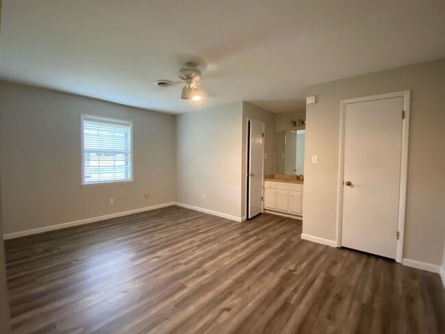 Building Photo - 3 Bedroom 2 Bath House