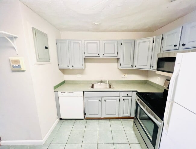 Building Photo - SUPERB Jones Hill location!