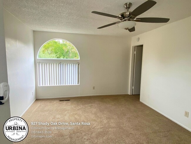 Building Photo - Cute End Unit in Desirable Complex