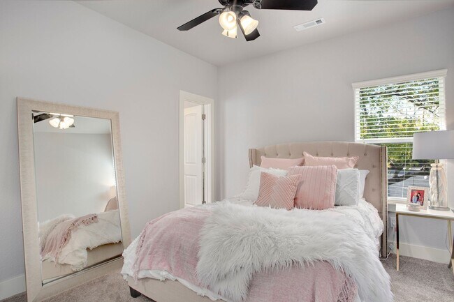 Building Photo - Walking Distance to UofA! Apply Today!! $1...