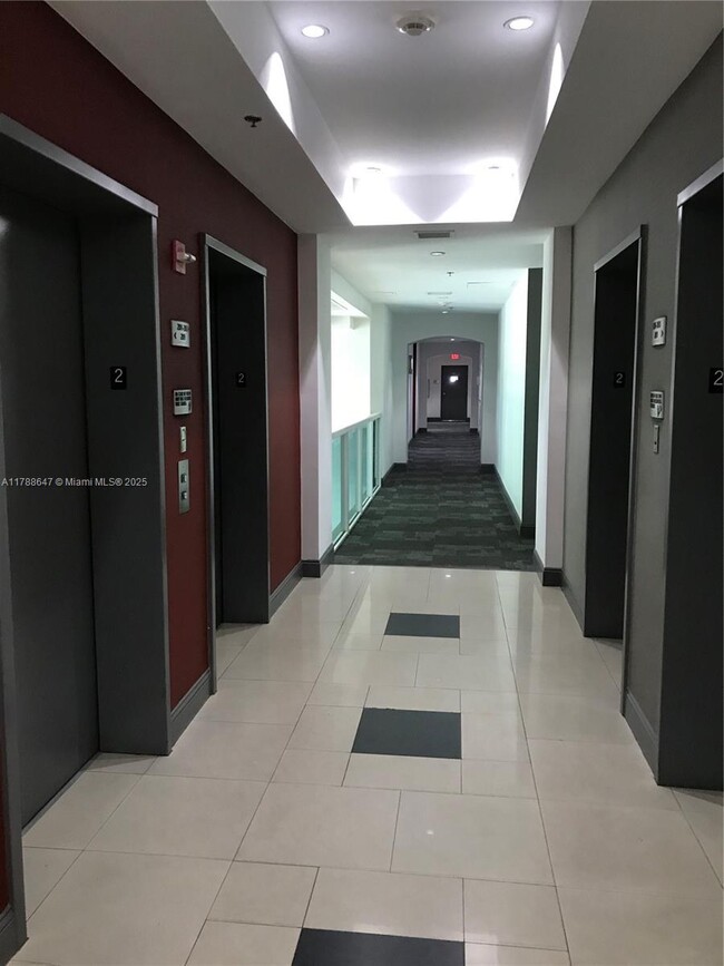 Building Photo - 1155 Brickell Bay Dr