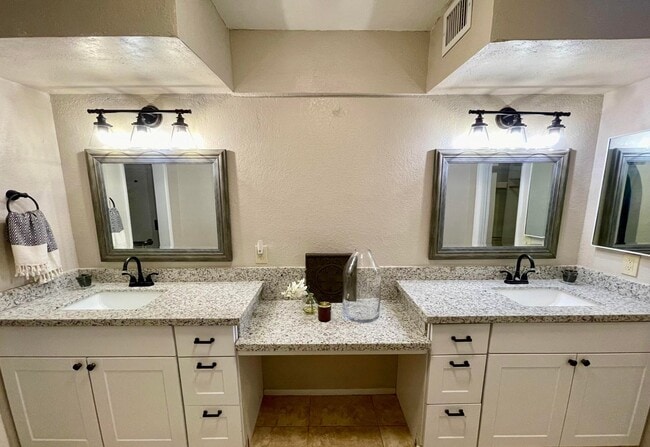 Building Photo - 2434 N Shade Tree Cir