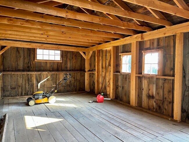 Building Photo - 527 Main St