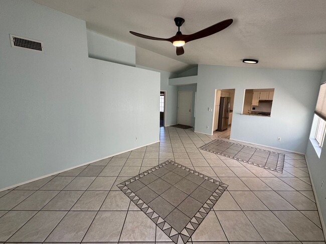 Building Photo - 1119 N Carriage Ln