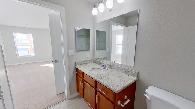 Building Photo - Like New Condo Style Lower 2 Bedroom 2 Bathroom plus Den Apartment