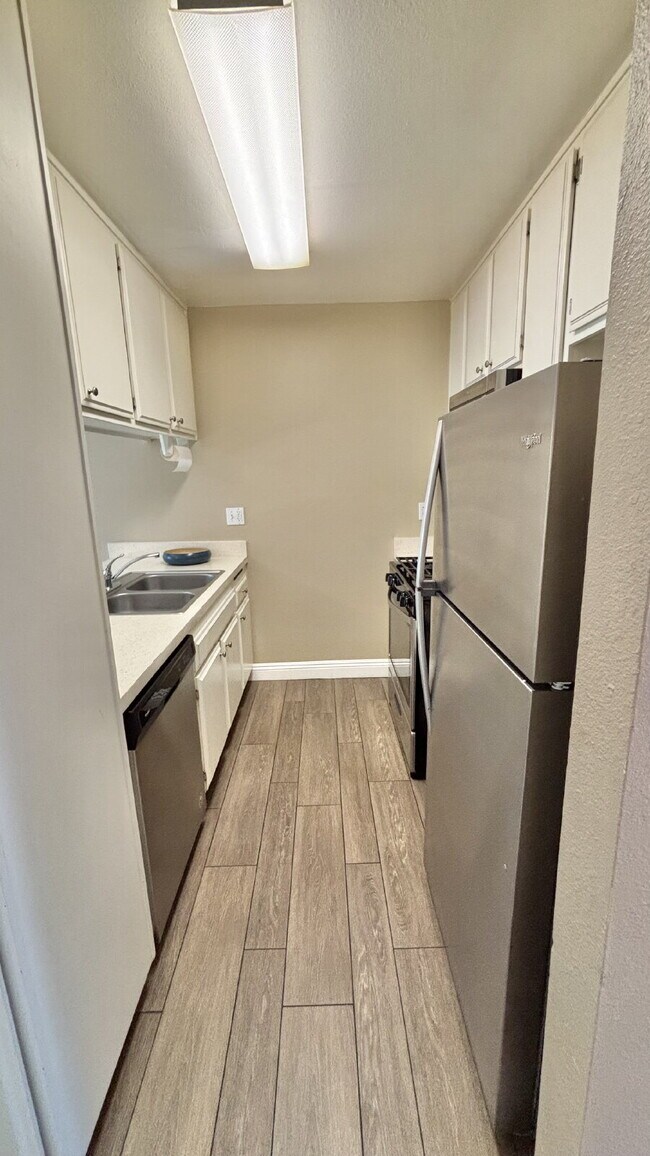 Building Photo - 2 Bedrooms Townhome Availble For Rent in I...