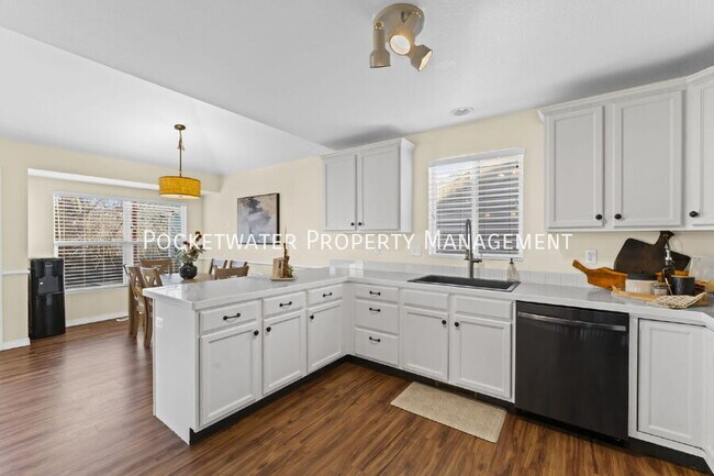 Building Photo - 628 Sumac St