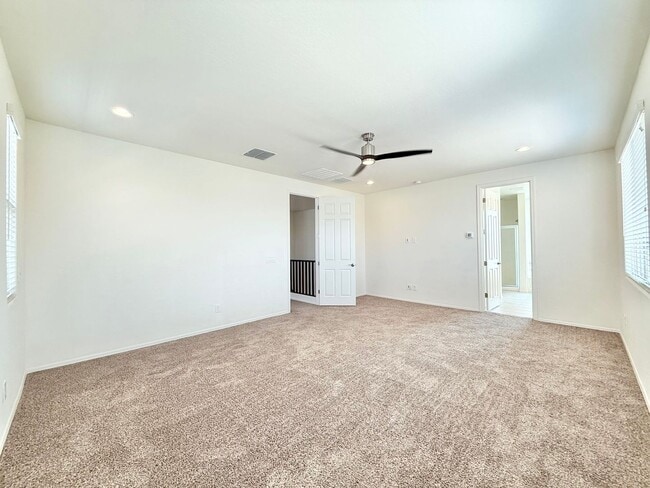 Building Photo - Charming 5-bed, 3-bath home with Pool/Spa ...