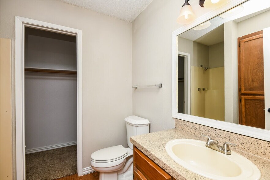 Building Photo - 505 Plainview Dr