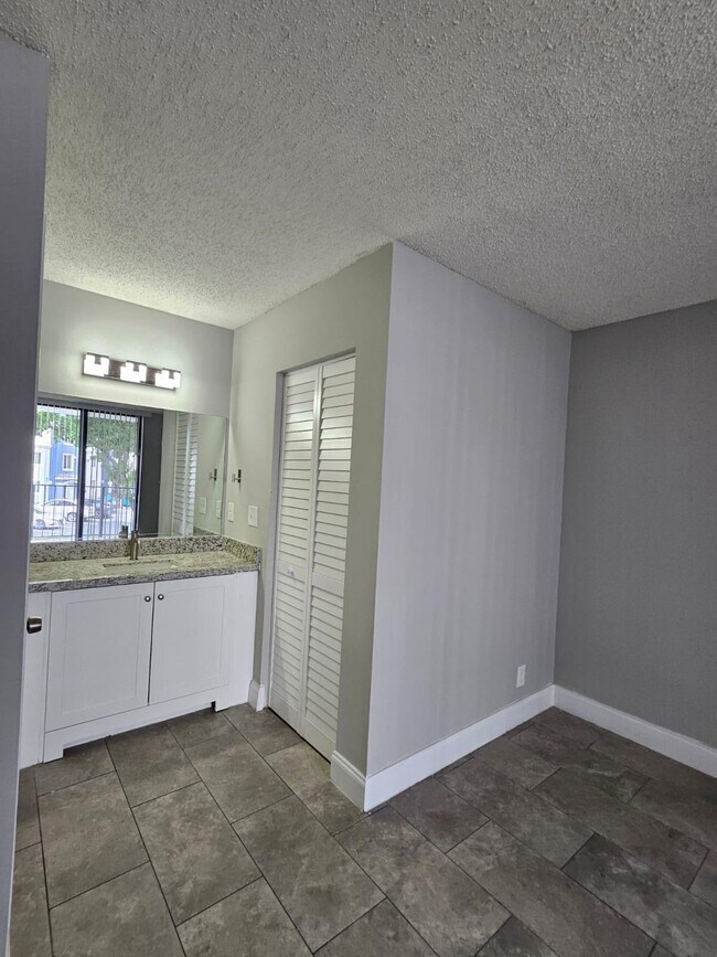 Building Photo - 700 Executive Center Dr