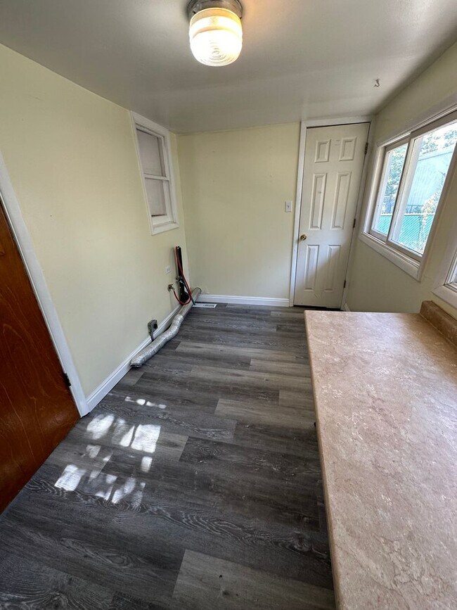 Building Photo - Cozy Price Rental