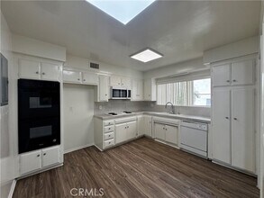 Building Photo - 475 E Cypress Ave