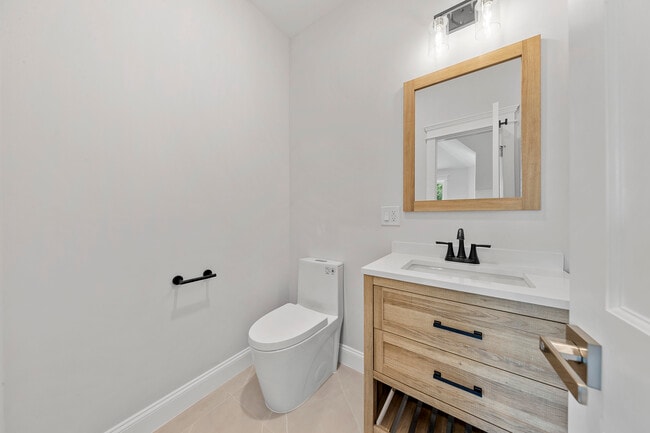 Building Photo - 389 Spring Unit# C