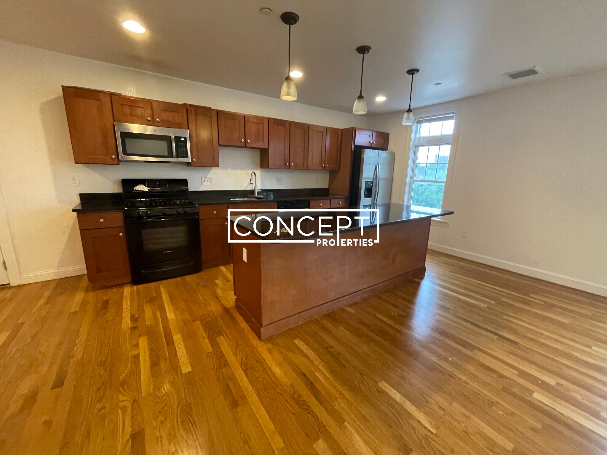 Building Photo - 53 Circuit St