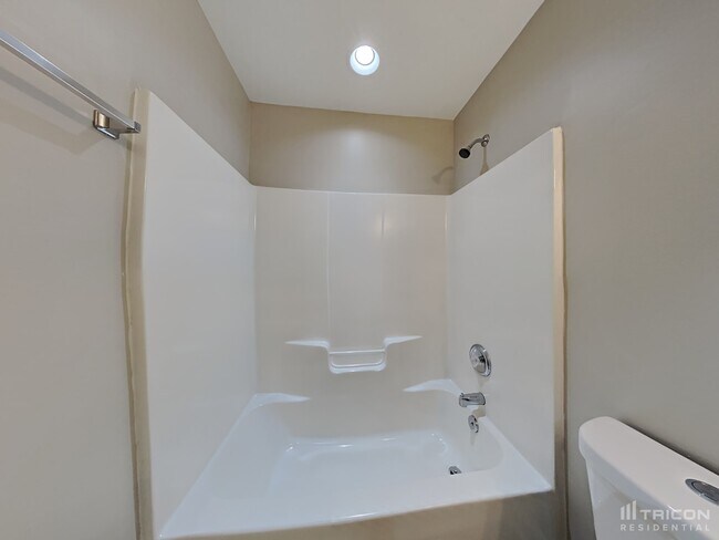 Building Photo - 2300 Saluda Dr