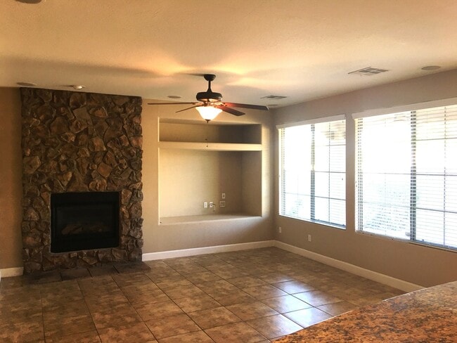 Building Photo - Chandler 5 Bed, 3 Bath + Bonus Room Office/Den