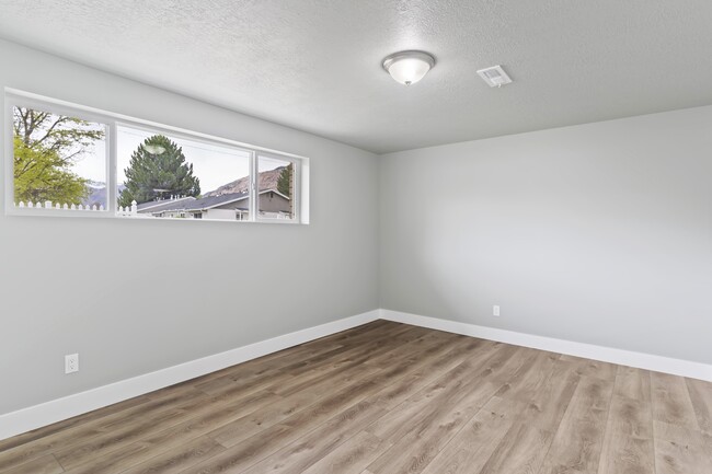 Building Photo - 579 6th St