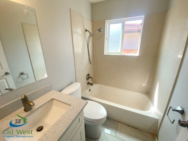 Building Photo - $3195 - Remodeled 2Bed/1 Bath Duplex in th...