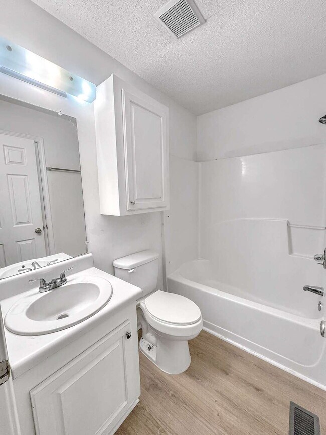 Building Photo - Beautiful End-Unit Townhome Available Immediately