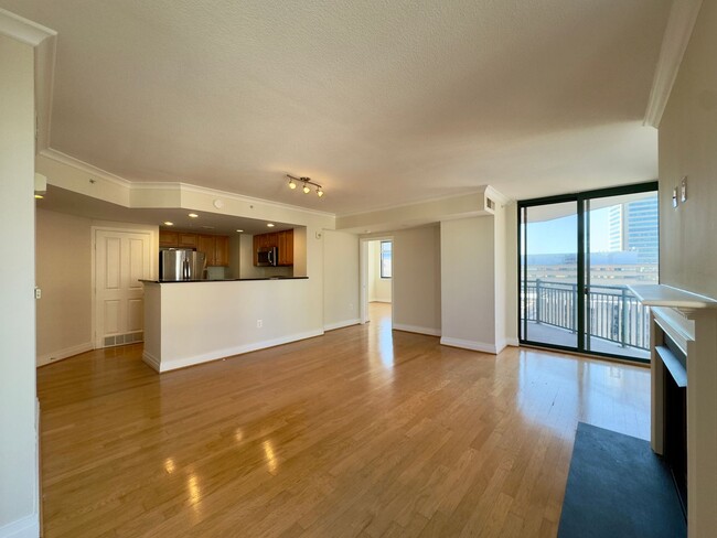 Building Photo - Spacious 2Beds/2baths Condo in the Heart o...