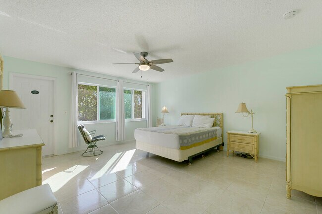 Building Photo - 4515 NW 3rd Ct