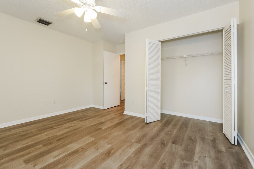 Building Photo - 304 Lakeview Dr E