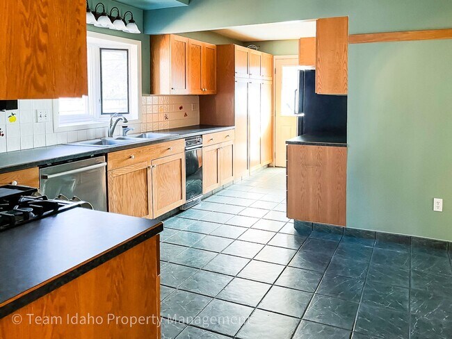 Building Photo - Charming 3bed/3bath home in Historic Fort Russell District