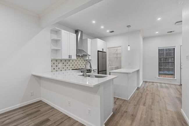 Building Photo - 1307 Kinney Ave