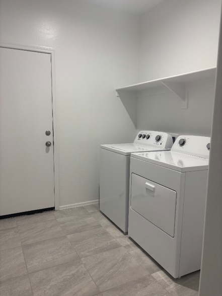 Building Photo - 5084 E Umber Rd