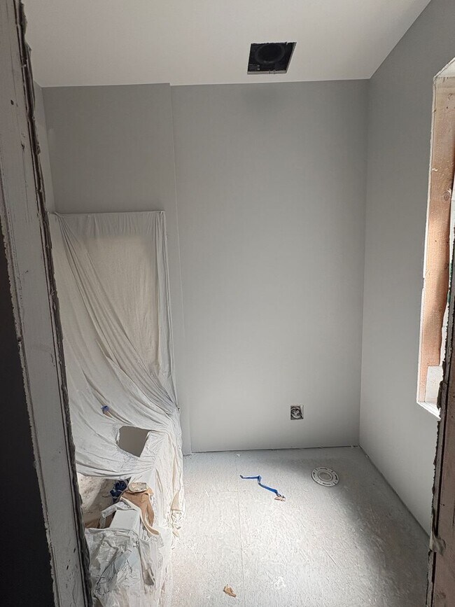 Building Photo - Brand New - Big 5 bedroom House