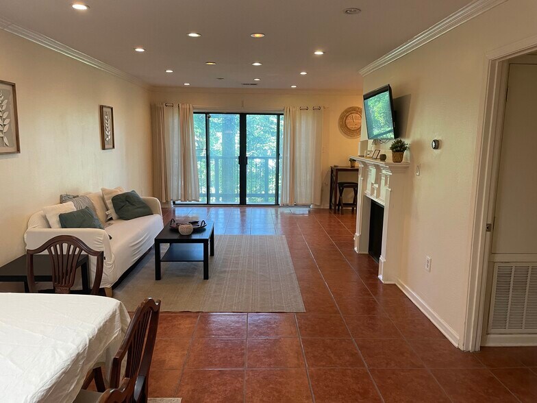 Building Photo - 2108 Pine Heights Dr NE