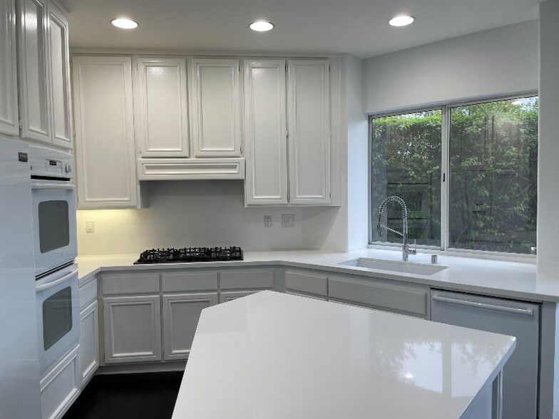 Building Photo - 14019 Carmel Ridge Rd
