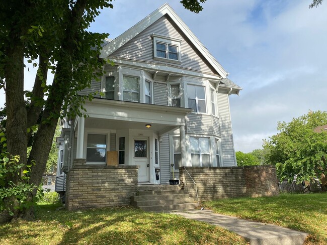 Building Photo - Downer upper house